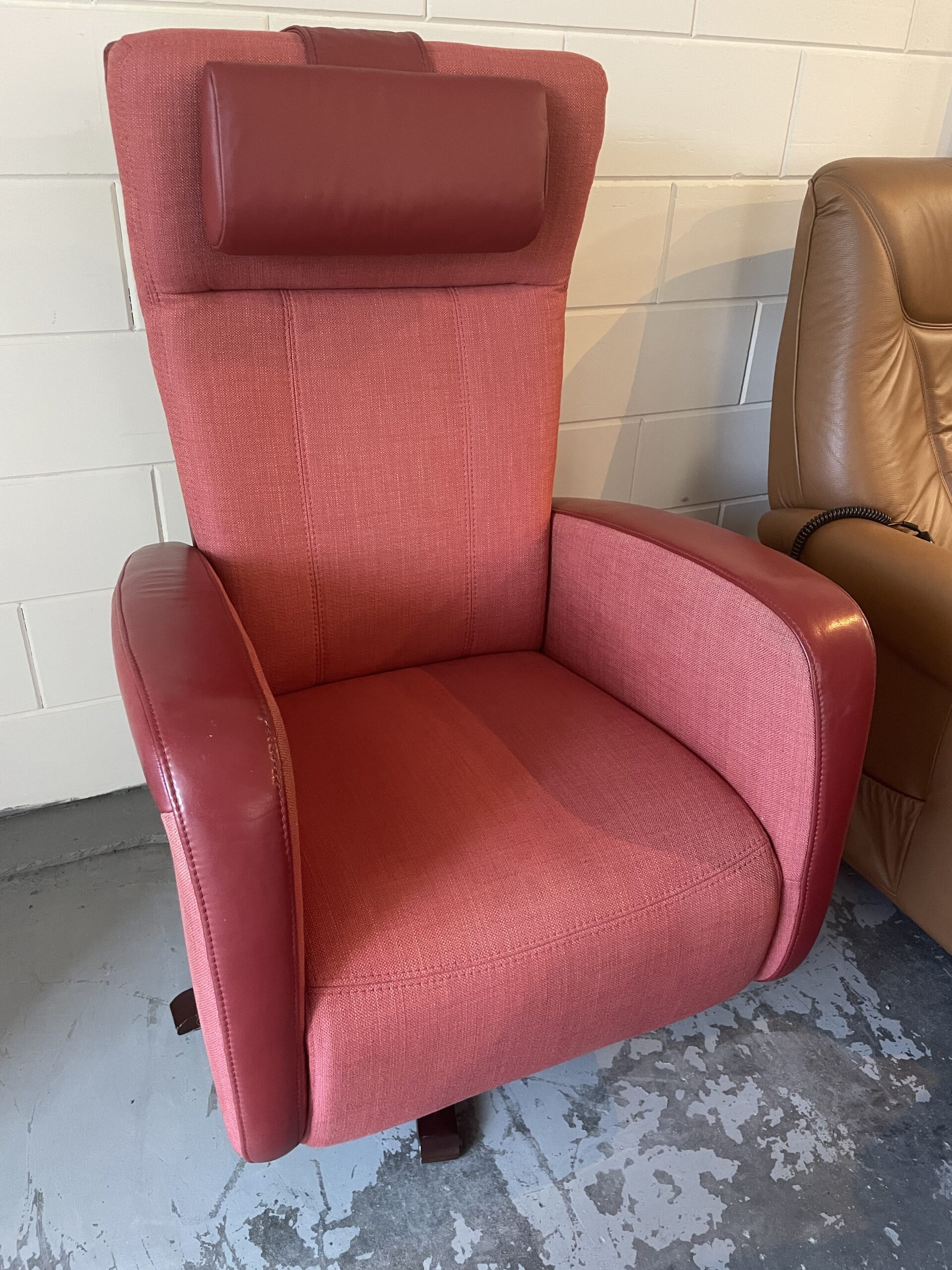 aangrenzend gallon Krachtig Prominent relax stoel rood leer/stof - Sta op stoel Alkmaar