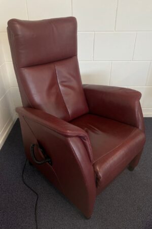 260106 - Prominent sta op relax stoel bordeaux rood